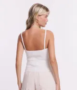 Top blanco de punto texturizado con breteles finos.