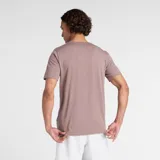 Remera manga corta color marrón claro con logo de New Balance estampado en el pecho.