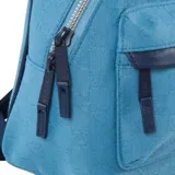 Mochila mini celeste con estampado de monograma de la marca Jordan. Cuenta con un bolsillo frontal con cierre y el logo de Jordan en un parche cuadrado en la parte superior.