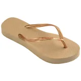 Ojotas Havaianas modelo Slim, color beige con tiras finas metálicas color oro rosado. La suela es texturizada con patrón de arroz.
