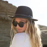 Lentes de sol con marco redondo color verde oliva, con lentes celestes degradé.