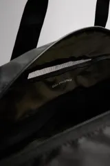 Bolso deportivo negro con compartimento principal con cierre de cremallera, dos bolsillos de rejilla y un bolsillo con cremallera en el interior. Bolsillo termosellado con cremallera en la parte posterior. Dos asas de mano y un asa de hombro ajustable y extraíble.