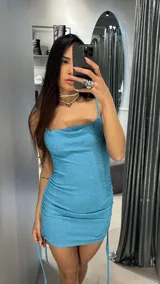 Minivestido turquesa brillante con escote drapeado, breteles finos y frunces laterales con cordones ajustables.
