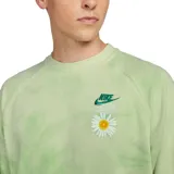 Buzo Nike color verde con estampado tie-dye, logo de la marca bordado en el pecho y diseño de margarita.