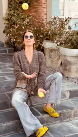 Alpargatas tipo mocasín de gamuza color amarillo mostaza, con detalle de flecos en la capellada.