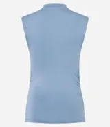 Top sin mangas de color celeste claro, ajustado al cuerpo, con cuello alto y detalle de drapeado cruzado en el área del busto y frunces laterales.
