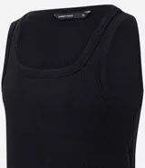 Musculosa blanca de rib con textura acanalada, escote cuadrado y breteles medianos. Confeccionada en algodón certificado BCI y elastano.