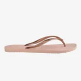 Ojotas Havaianas modelo Slim para mujer, con suela de goma en color rosado suave y tiras finas con acabado metalizado. Presentan una textura antideslizante y el logo de la marca en relieve sobre la tira.