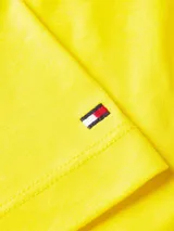 Remera de algodón color amarillo con cuello redondo y logotipo de Tommy Hilfiger en la parte frontal.