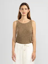 Musculosa tejida en hilo de lurex color dorado, con escote redondo y logo de Polonio en cobre.