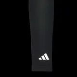 Mangas de compresión Adidas en color negro, diseñadas para entrenamiento. Presentan las tres tiras blancas características en la parte superior y el logo de la marca cerca del puño. Ideales para brindar soporte muscular y protección durante la práctica deportiva.