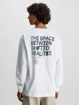 Remera blanca de manga larga Calvin Klein Jeans, confeccionada en algodón orgánico. Presenta cuello redondo, puños de canalé y un estampado con el logo de la marca en el pecho.