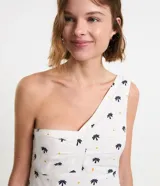 Vestido corto blanco con estampado de palmeras y bananas, escote asimétrico con un solo hombro y bretel ancho.