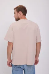 Camiseta de manga corta color beige con bloque central blanco con la palabra "Originals" en relieve.