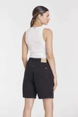 Bermuda de jean negra de tiro alto.