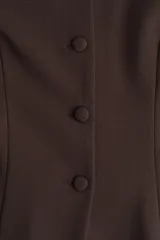 Blazer marrón entallado de punto interlock pesado con cuello redondo y botones forrados hasta la cintura creando un leve corte acampanado. Costuras princesa adelante y atrás para estilizar la silueta.