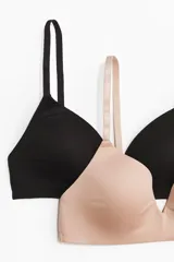 Pack de dos soutiens de microfibra, uno negro y otro color piel, con copas acolchadas, breteles ajustables y cierre de corchetes en la espalda. Sin aros.