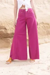 Pantalón jean color borgoña, de corte wide leg y tiro alto.