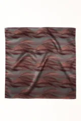 Pañuelo grande de satén con estampado abstracto en tonos celeste y rosa.