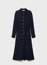 Vestido camisero midi color azul marino, con cuello camisero, mangas largas con puños abotonados y cierre frontal con botones dorados.