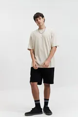 Remera celeste de manga corta, corte oversize y cuello redondo.