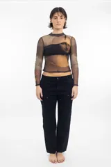 Remera de mesh transparente con cuello alto y mangas largas, con estampado de la Mona Lisa.