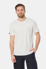 Remera celeste de manga corta con cuello redondo y bordado pequeño en el pecho. Corte clásico.