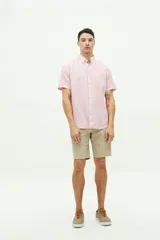 Camisa de manga corta color beige claro, confeccionada en lino y algodón, con fit regular y logo bordado en el pecho.