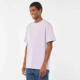 Remera lila de algodón, corte estándar y cuello redondo.