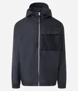 Campera negra con capucha, cierre frontal con cremallera y bolsillo de malla en el pecho.
