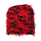 Gorro de lana tejido a crochet con diseño abstracto en rojo y negro.