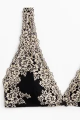 Soutien negro de encaje con copas triangulares y breteles finos regulables.