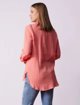 Túnica de algodón celeste con escote en V con botones y detalle de puntilla.