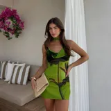 Minivestido verde con estampado de hojas, escote drapeado y choker al cuello.