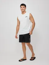 Short de baño negro con costuras blancas en contraste y logo de la marca en la pierna derecha.