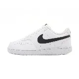 Championes Nike Court Vision Low NN, de cuero sintético blanco con logo Swoosh negro en los laterales.