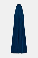 Vestido largo azul oscuro, con cuello alto y mangas sisa, de corte fluido y caída amplia.