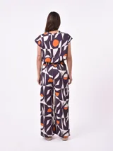 Pantalón palazzo de tiro alto con estampado abstracto en blanco y negro, con cintura elastizada y bolsillos laterales.