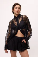 Short celeste con cintura elastizada y bolsillos laterales.