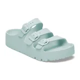 Sandalias tipo zueco de plataforma, color verde menta claro, con dos tiras ajustables con hebillas.
