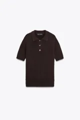 Top marrón de punto con cuello polo, manga corta y botones dorados en forma de flor.