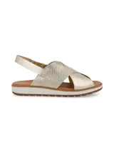 Sandalia plateada con tiras cruzadas con textura tipo piel de cocodrilo, suela blanca y tira trasera elástica.