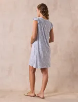 Camisón corto negro con estampado de lunares blancos, escote en V con puntilla blanca y botones.