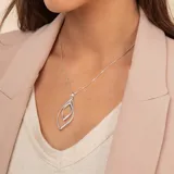 Conjunto de collar y dije en plata 925. El collar es una cadena fina de eslabones y el dije tiene forma de hoja calada con un detalle de circonia.