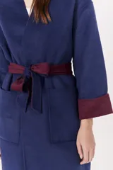 Tapado azul marino con cuello en V, mangas largas con puños en color borgoña y cinturón de lazo borgoña.