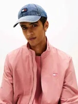 Gorra de béisbol Tommy Jeans de denim azul con efecto desteñido.