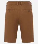 Bermuda masculina de corte slim, confeccionada en sarga lisa color blanco. Cuenta con bolsillos laterales, cierre con botón y cremallera, y trabillas para cinturón.