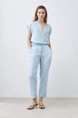 Pantalón celeste de lyocell, tipo pijama, con cintura elástica y corte recto.