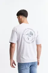 Remera lila de manga corta con corte boxy, cuello redondo y estampado frontal con la frase "Born in nineteen seventy six".