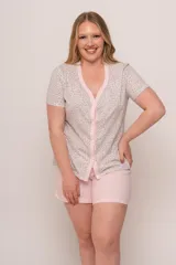 Pijama de algodón estampado con flores, compuesto por una camisa de manga corta con botones y un short.